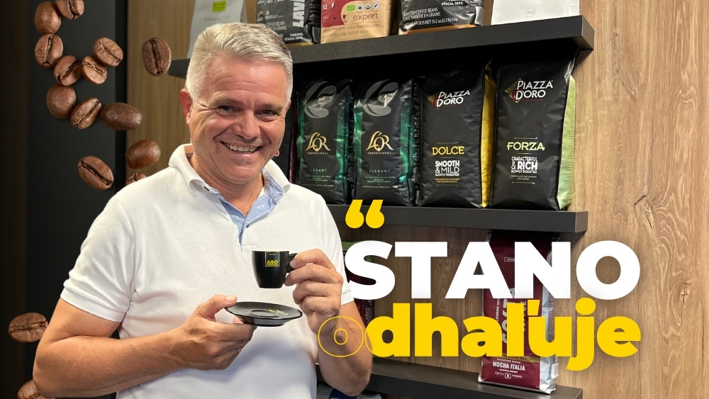 Stano Tokoš pije kávu v Showroome ASO VENDING