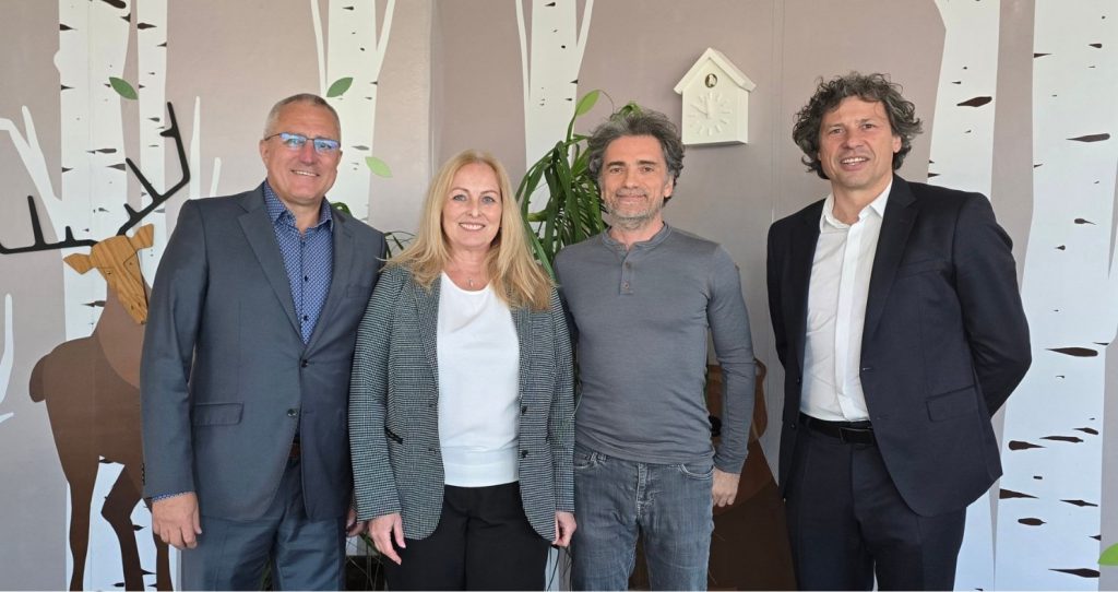 Miroslav a Soňa Korčekovci s Danielom Buryšom – symbolické spojenie tradície a novej energie.