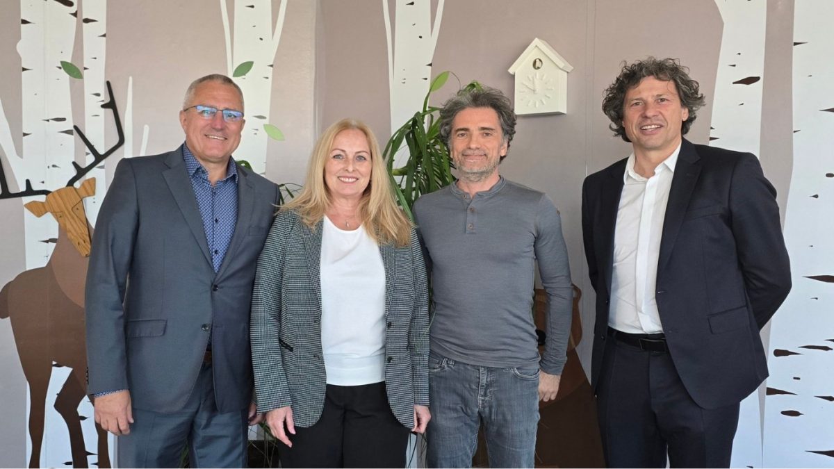 Miroslav a Soňa Korčekovci s Danielom Buryšom – symbolické spojenie tradície a novej energie.