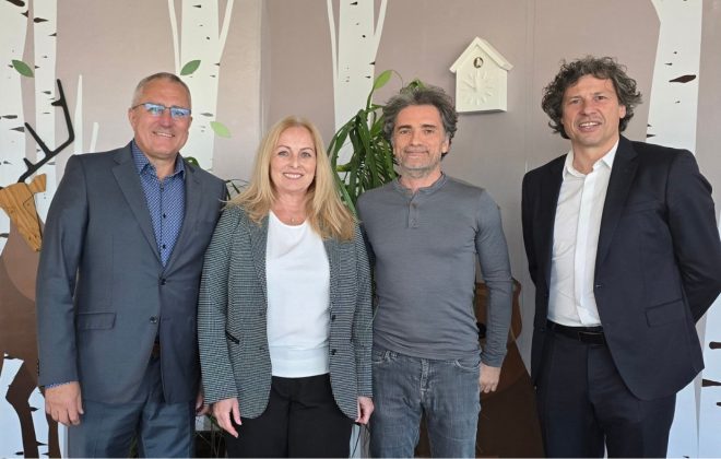 Miroslav a Soňa Korčekovci s Danielom Buryšom – symbolické spojenie tradície a novej energie.